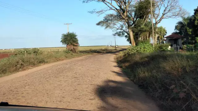 Mulher é executada a tiros e corpo jogado em estrada na fronteira