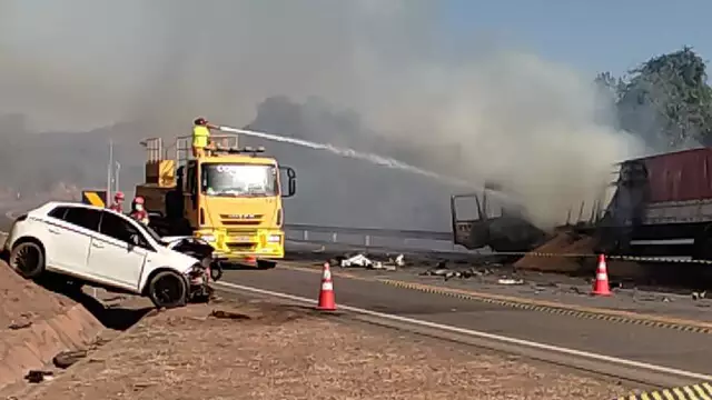 Mulher morre e caminhão fica destruído por fogo após colisão frontal na BR-163