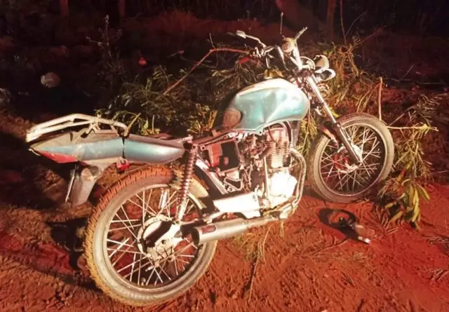 Motociclista morre ao colidir em galhos de árvores caídos em estrada