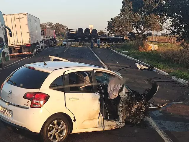 Carreta colide em carro após anta cruzar rodovia e interdita trecho da BR-267