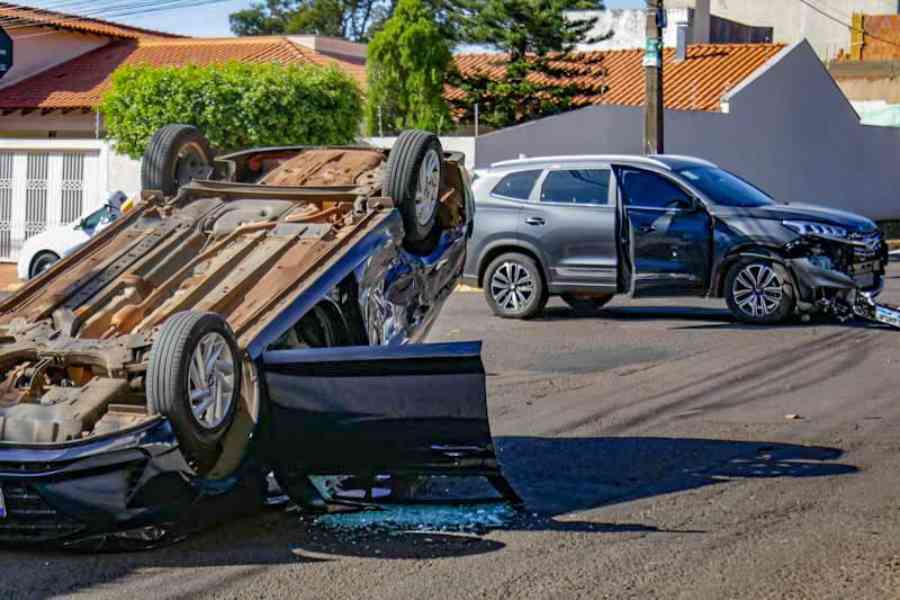 Motorista invade preferencial e HB20 com casal capota em Campo Grande