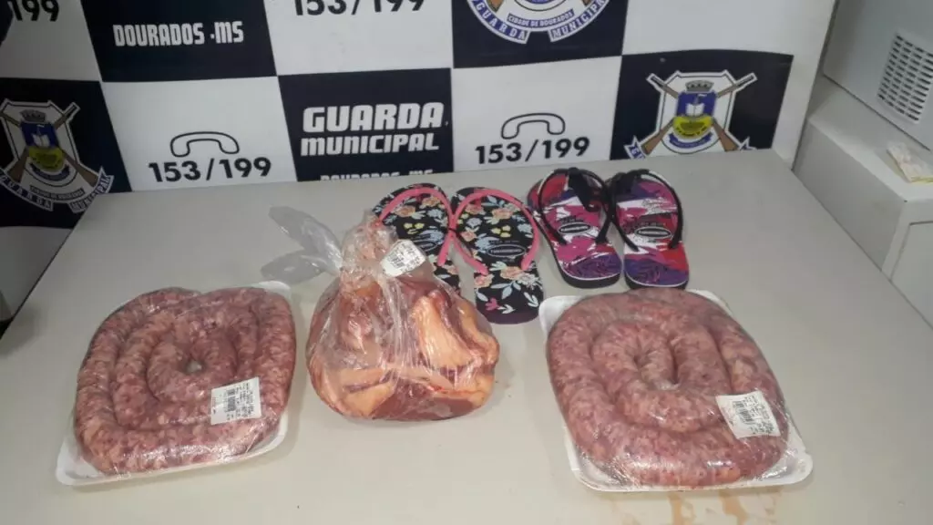 Homem é preso com drogas após furtar carne e linguiça de supermercado