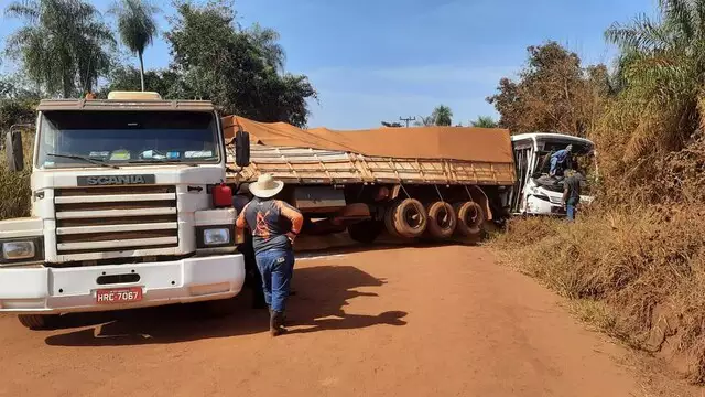 Carreta não aguenta subir ladeira, desce de ré e atinge ônibus escolar