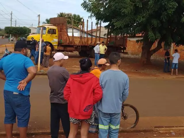 Sentada na sombra, criança morre atropelada por caminhoneiro bêbado