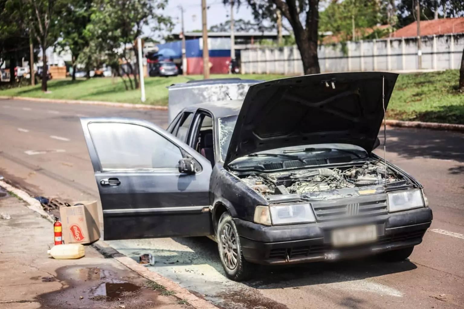 ‘Pensei que ia morrer’: carro de família pega fogo ao sair de oficina em Campo Grande