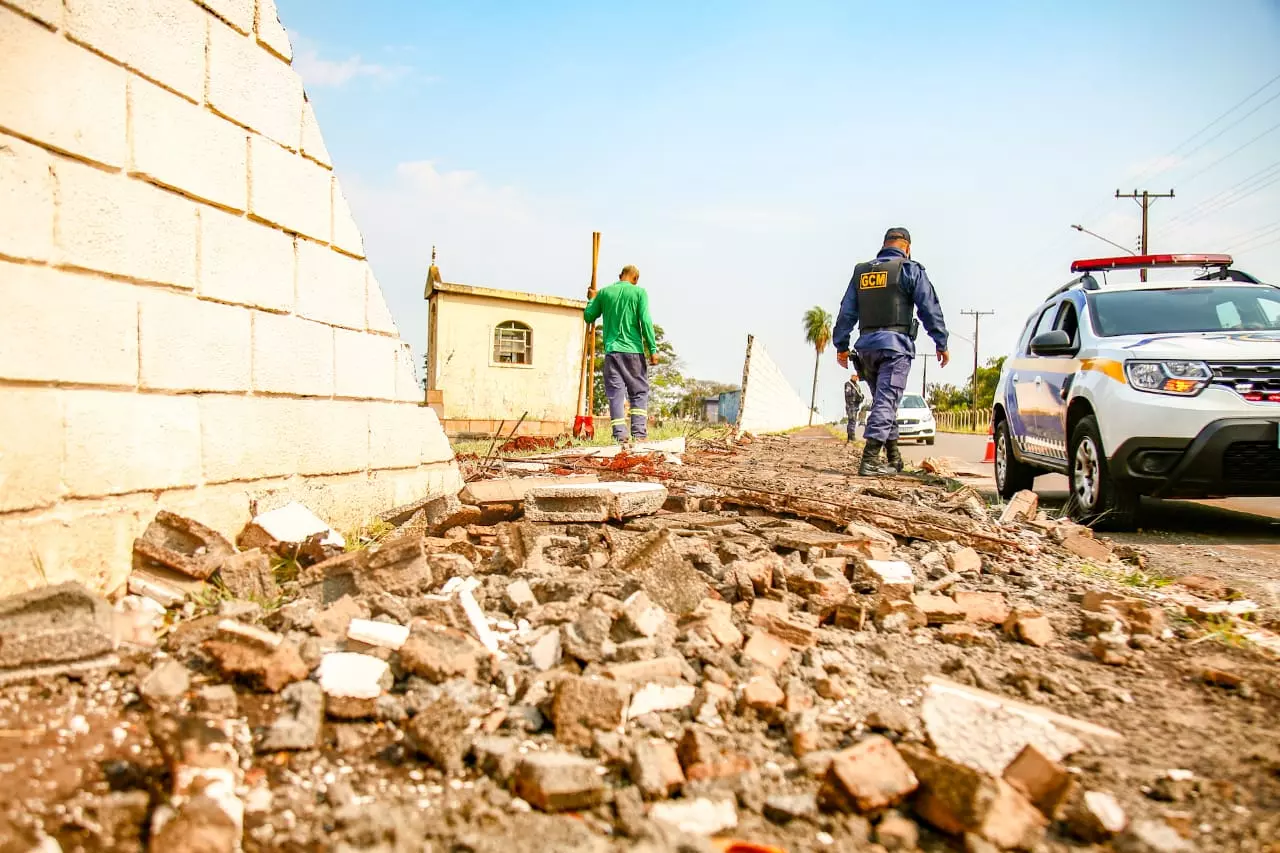 Muro do Cemitério Santo Amaro despencou durante vendaval em Campo Grande