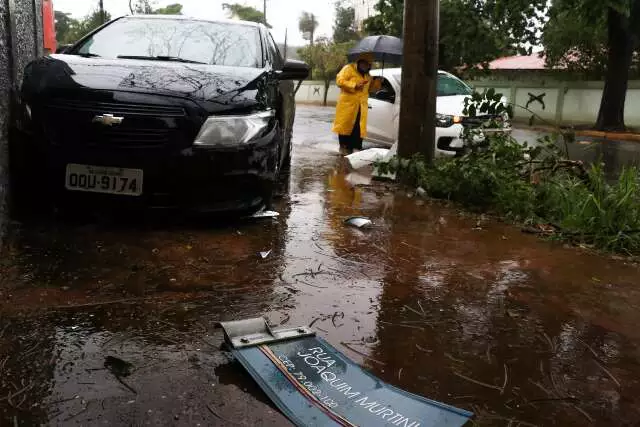 Carro atinge muro após bater de frente em Fiat Mobi na Joaquim Murtinho