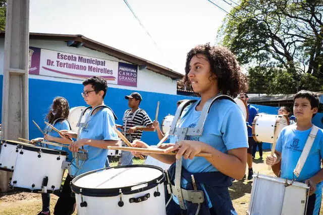 Ansiosos, alunos se preparam para desfile impecável no próximo domingo