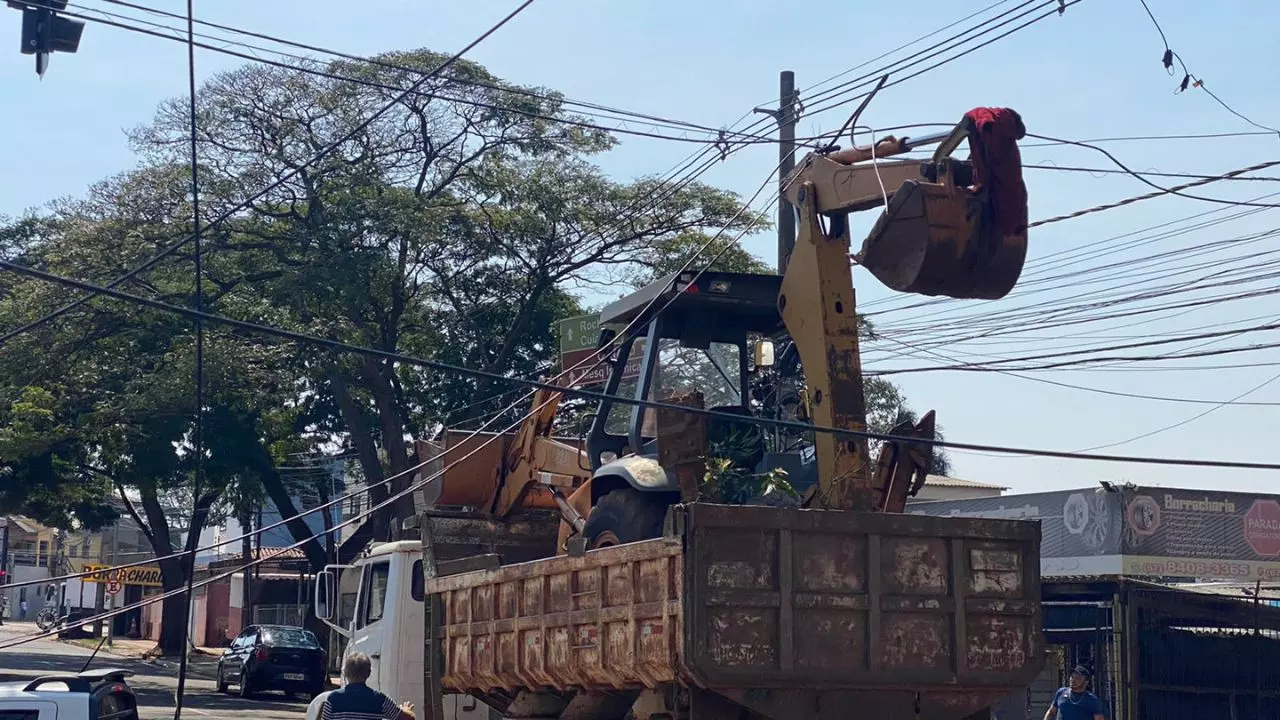 Caminhão destrói fios, motorista foge e deixa empresas sem energia em Campo Grande