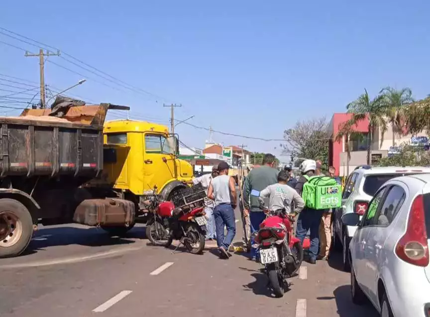 Motociclista fica gravemente ferido ao atingir lateral de caminhão na Brilhante