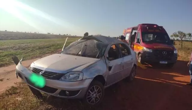 Carro com família capota várias vezes em estrada e três ficam feridos