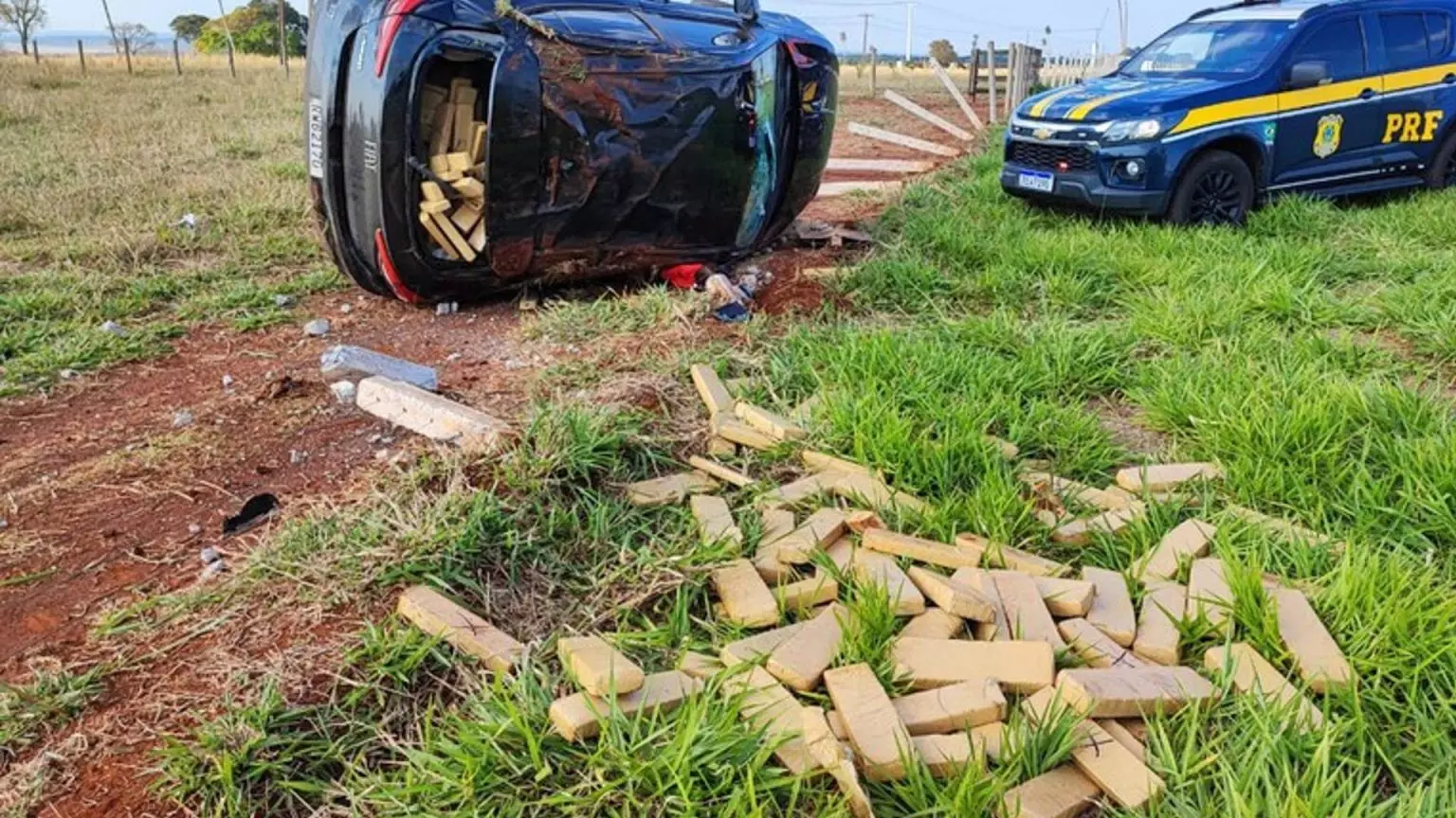 Perseguição a traficante tem tiros, capotamento e rapaz preso em carga de maconha