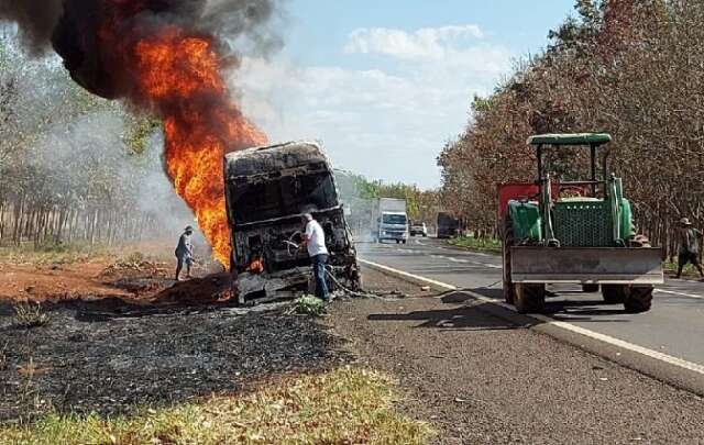 Carreta pega fogo na BR-060 após curto-circuito em sistema elétrico