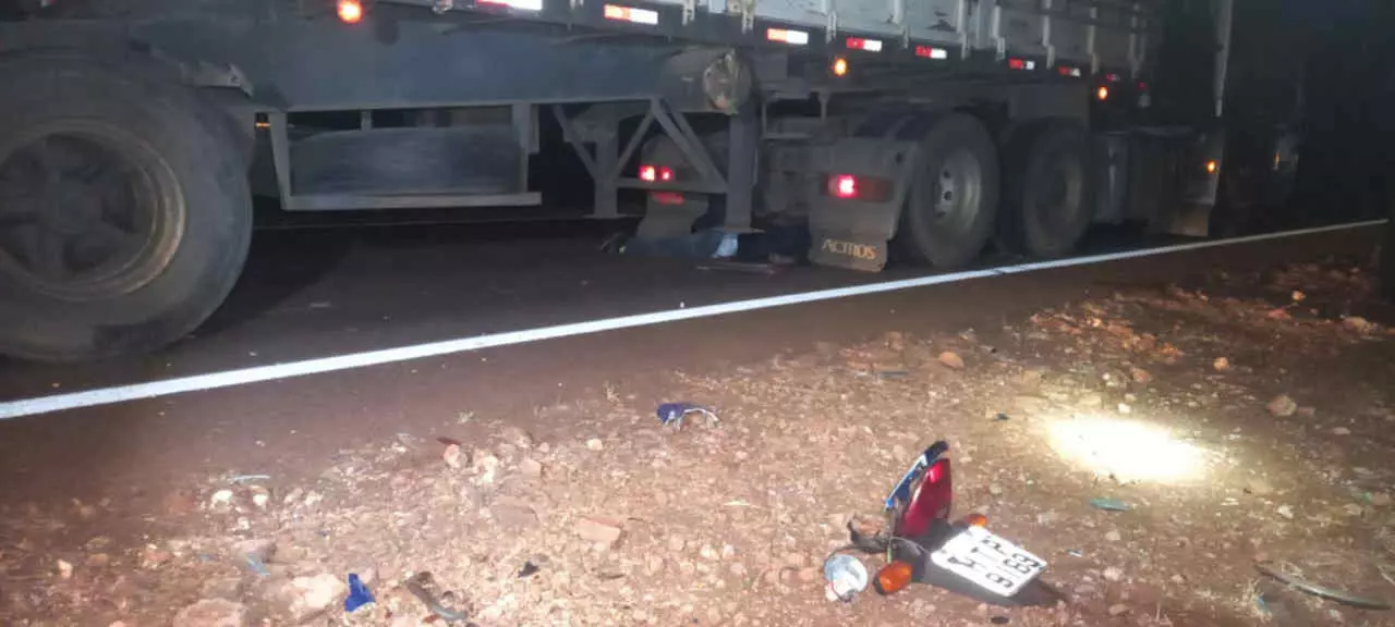 Após visitar filha, motociclista morre em colisão com carreta na MS-276